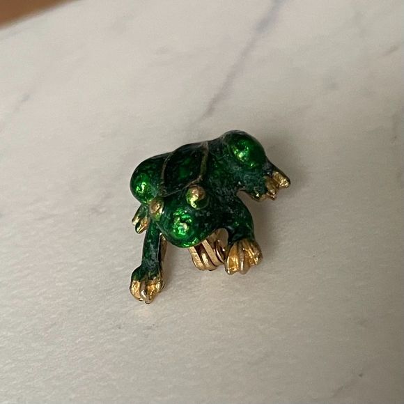 Vintage Green and Gold Enamel Frog Pin - Picture 8 of 10